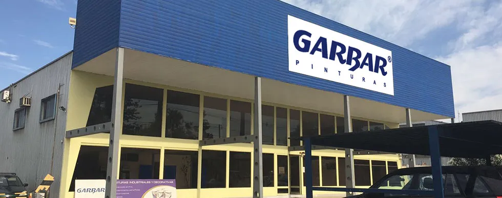 Fachada de la planta de Garbar Pinturas en Quilicura